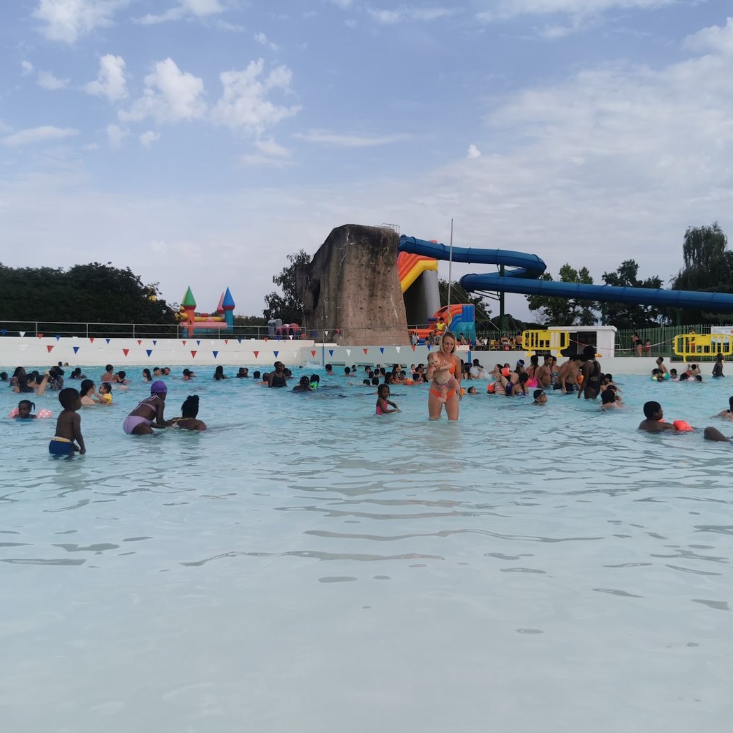 Pool Leisure Island waves 1
