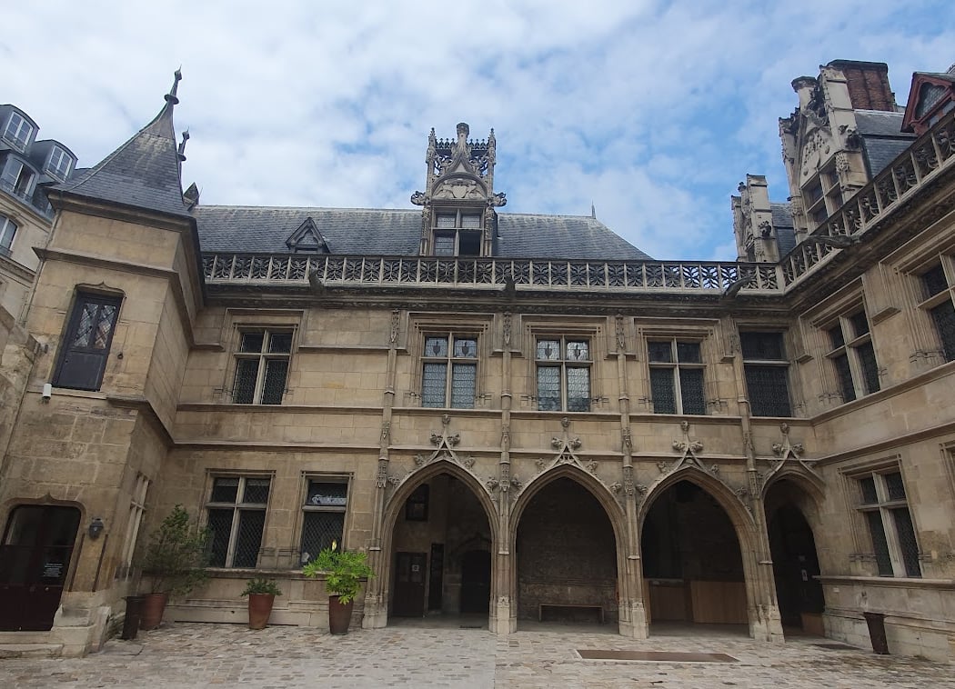 Stroll around Musée de Cluny 2