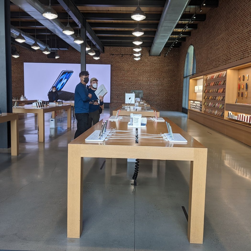 Apple Williamsburg 3