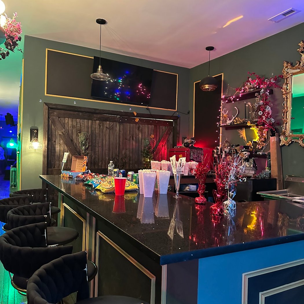 Medusa Art Studio Reopens As Whimsical Bar