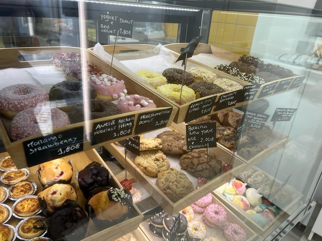 Lili Boba - Bubble tea, doughnuts, cookies cafe store 2