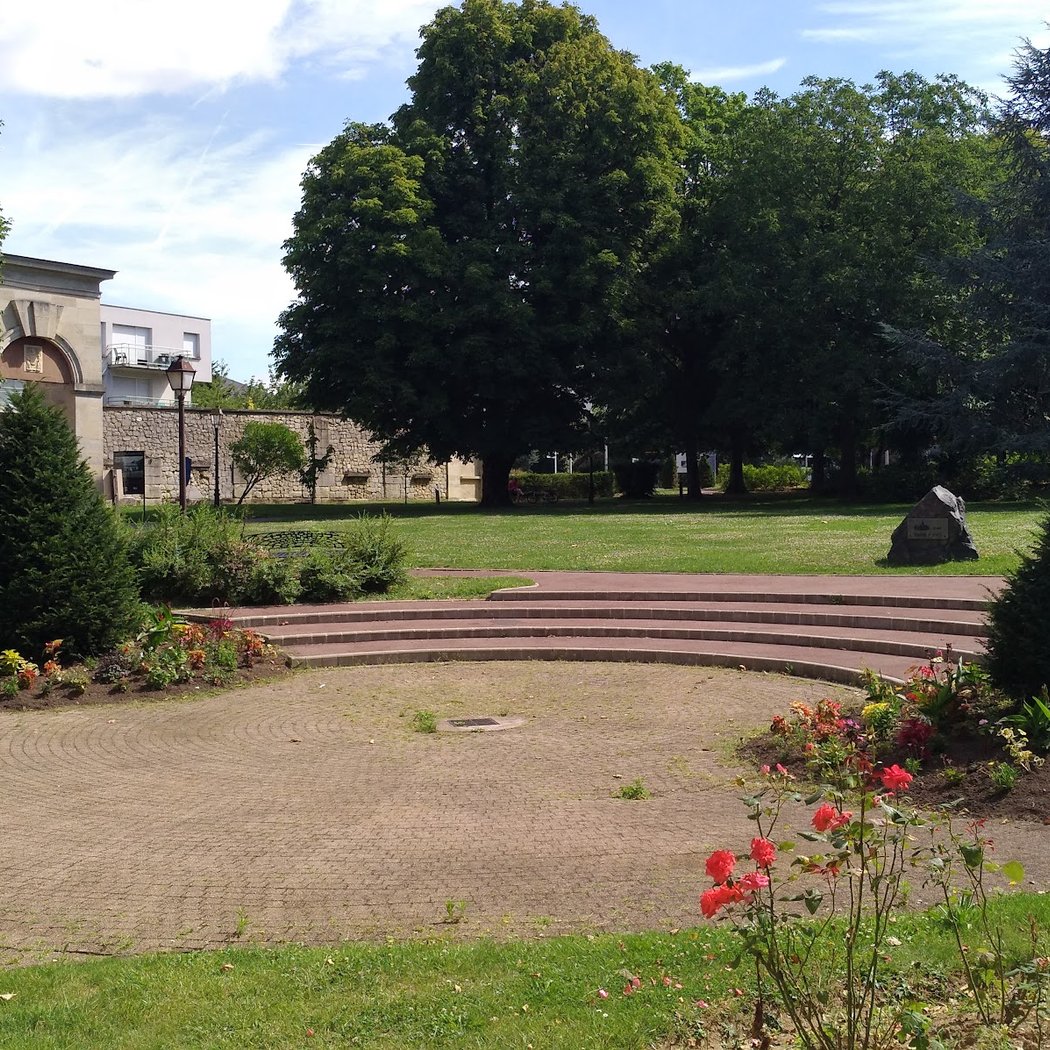 Vestiges du château de Roissy-en-France 3