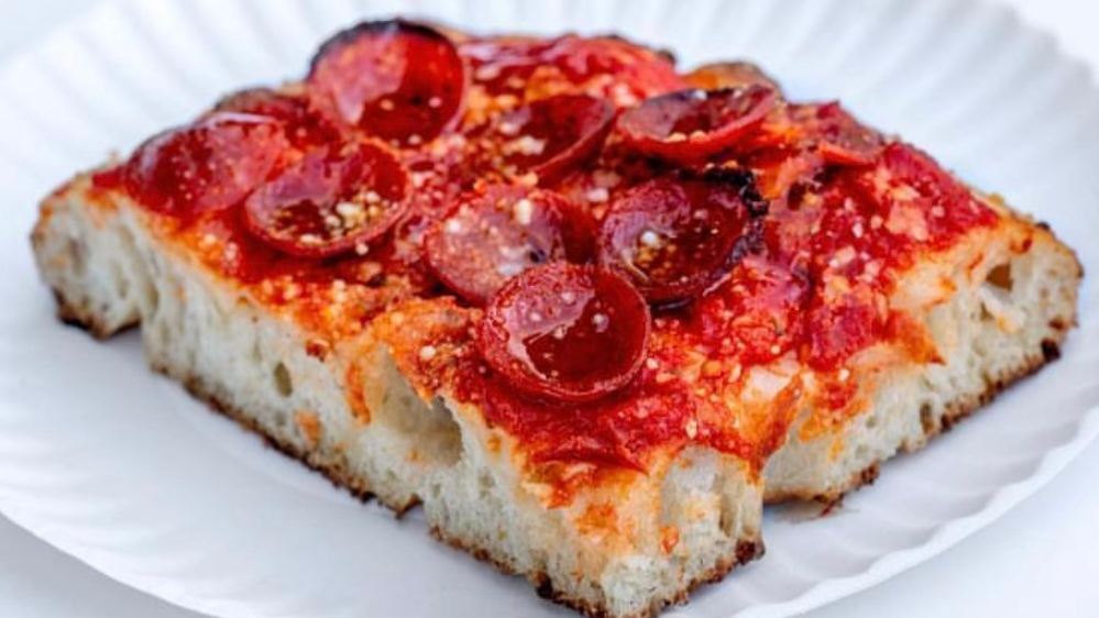Mano's Pizzeria 5