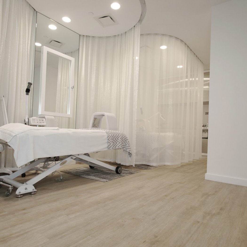 Silver Mirror Facial Bar - Flatiron 1