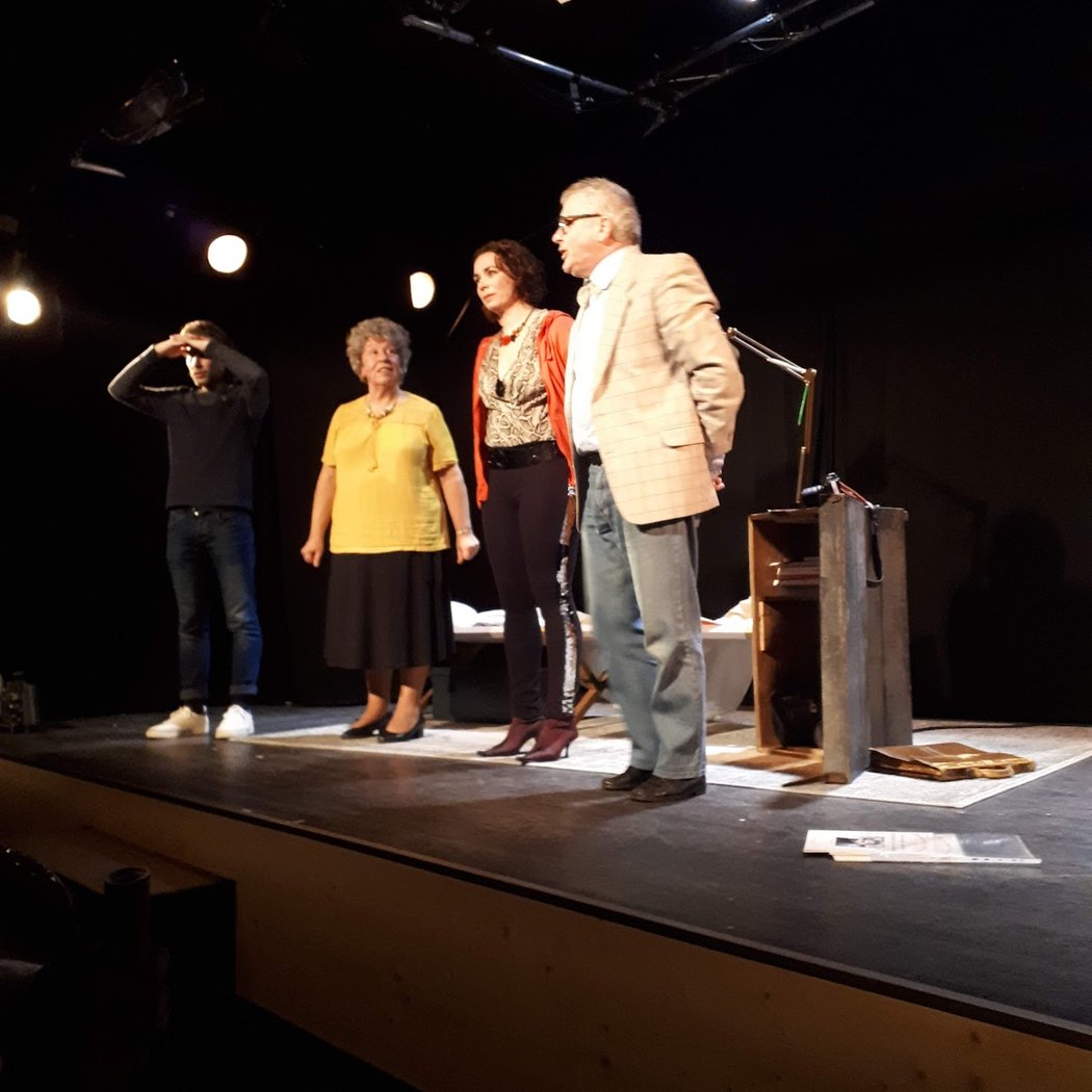 LA POUSSIÈRE SOUS LE TAPIS 1