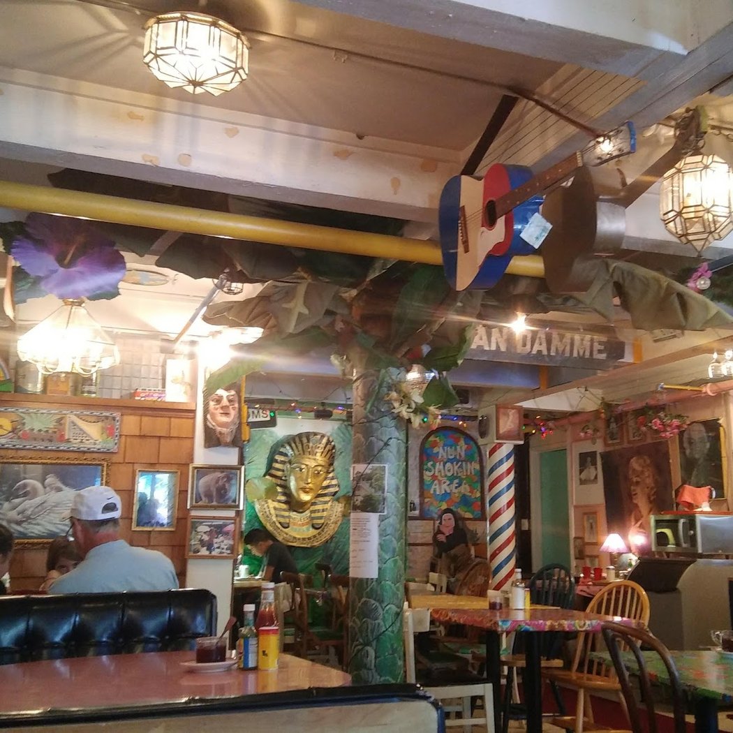 Mama's Royal Café 3