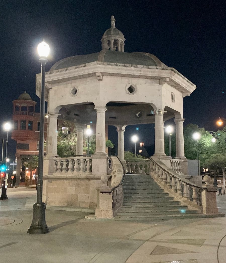 Mariachi Plaza 3