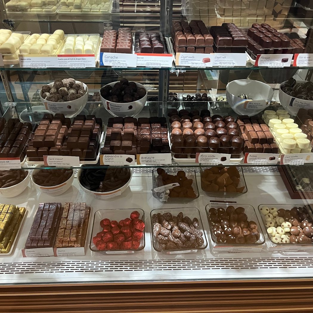 Manon Cafe Leonidas 1