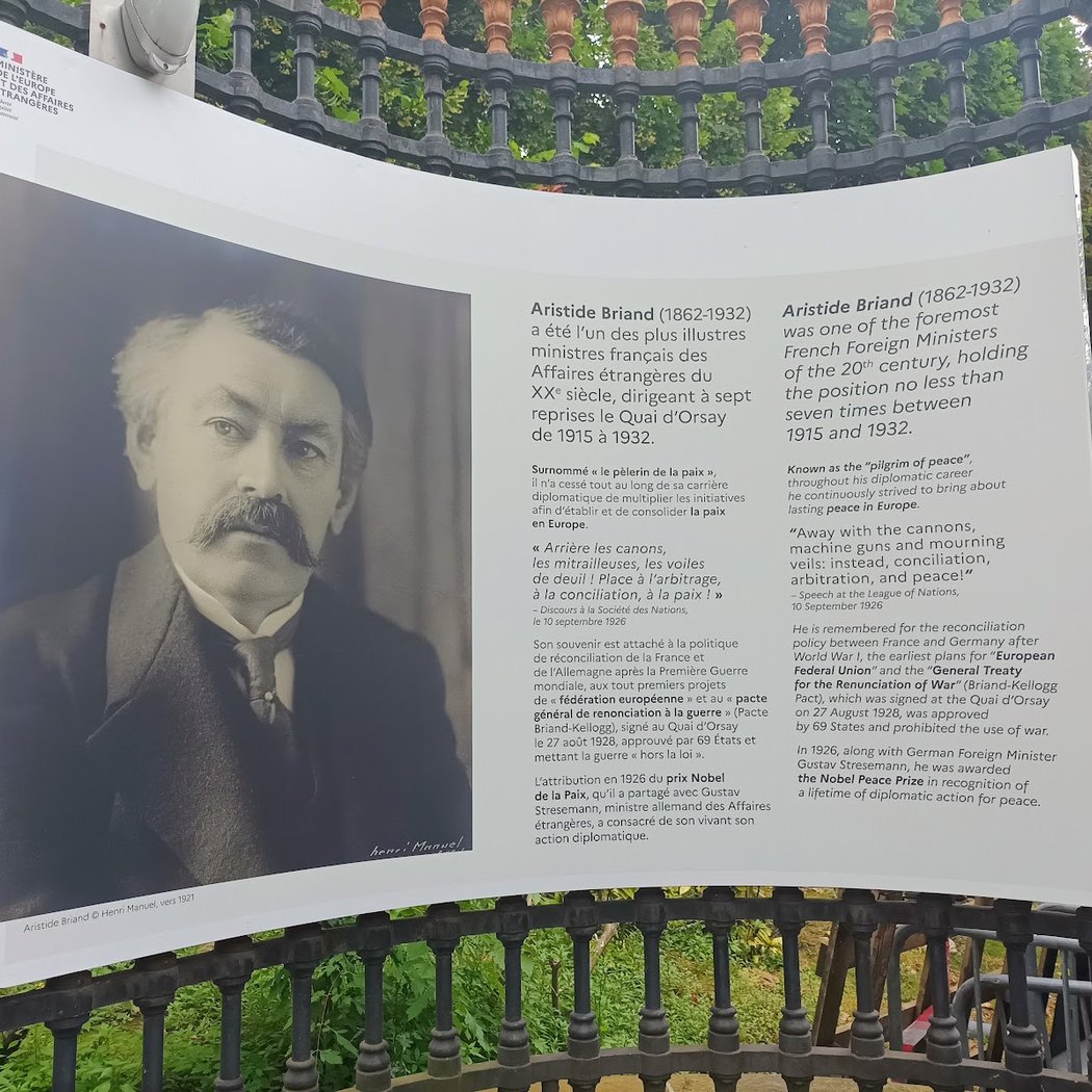 Monument a la mémoire d'Aristide Briand 2