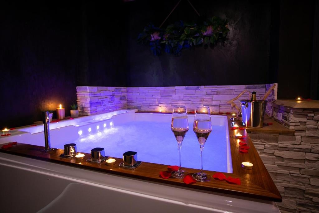 Le Lodge des charmes - Love room - Chambre Luxueuse avec Jacuzzi Privatif - Week-end insolite Chartres proche Paris 1