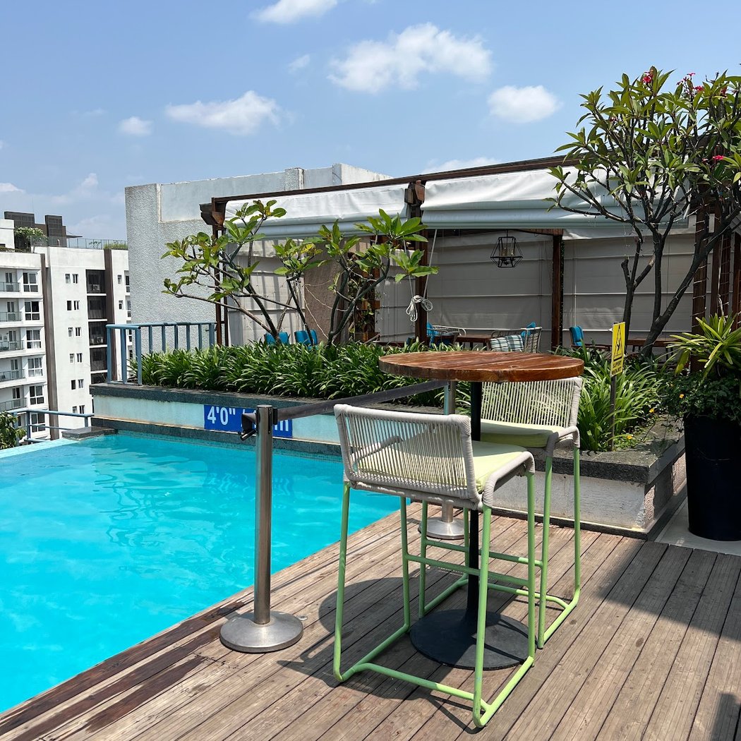 Spot 360 - Open Air Poolside Bar & Kitchen 4