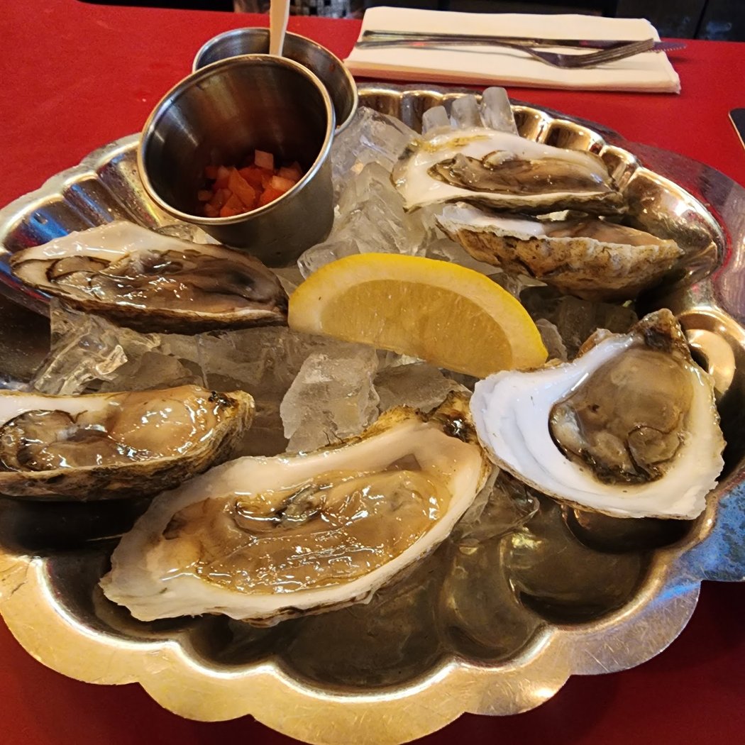 $2 Oysters at Charlie's Kitchen 1