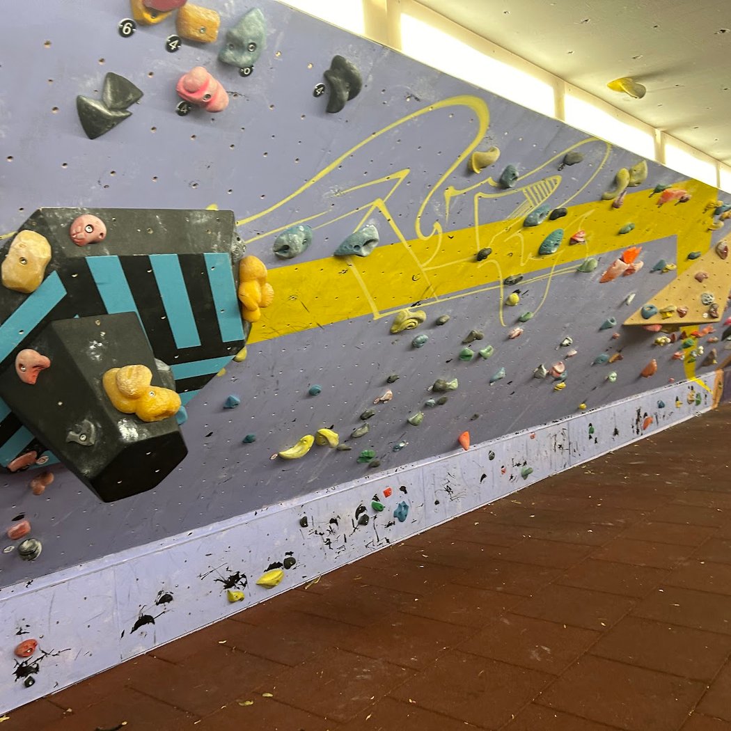 Riesige Rosi - öffentliche Boulderpassage 3