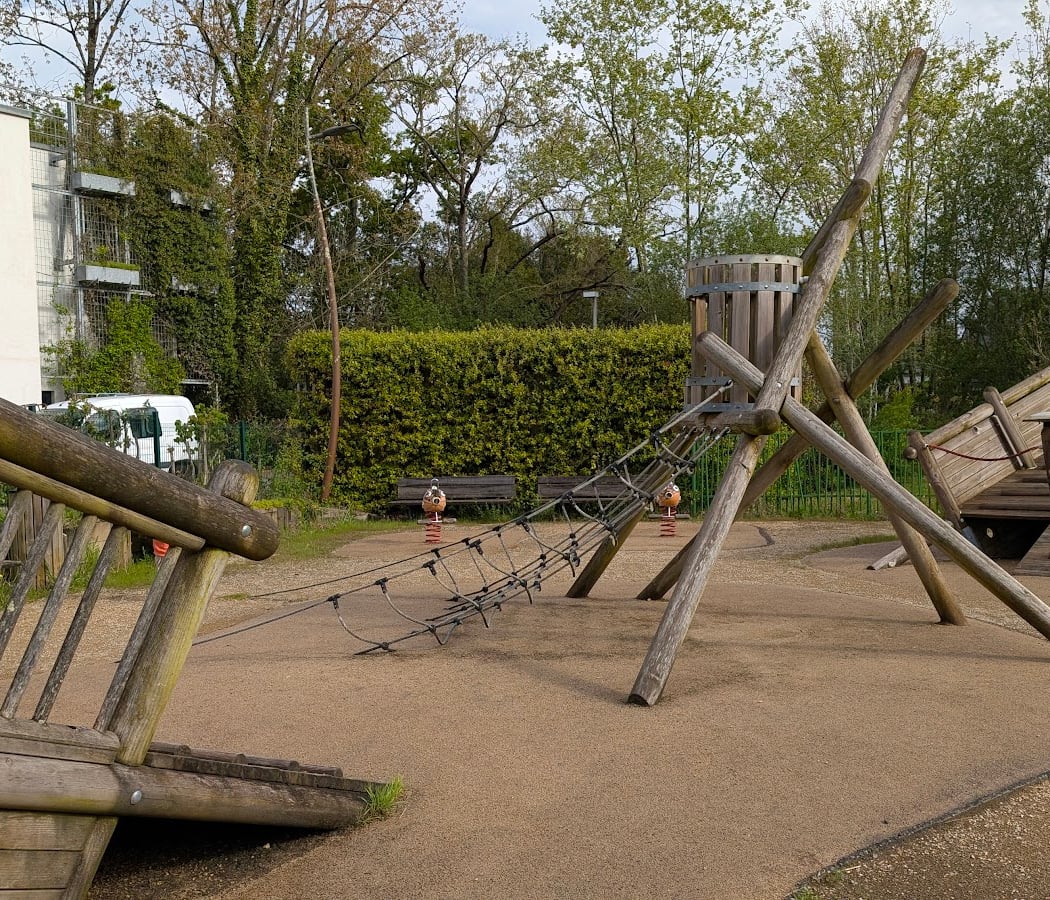 Aire de jeux pour enfants du Sequé 2