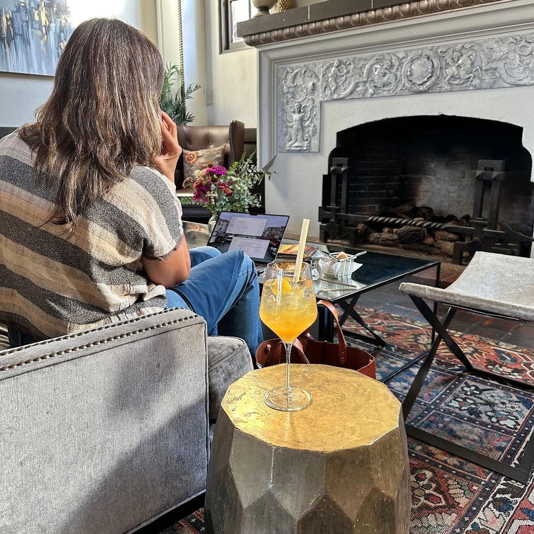 Shuckery Lobby Bar at Hotel Petaluma 3