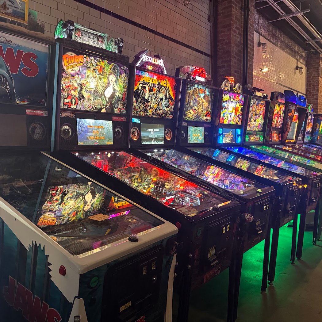 Topperz: A queer pinball club 1