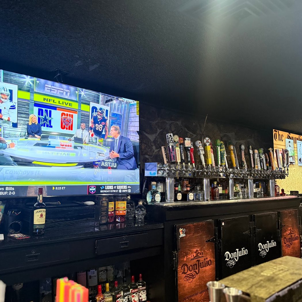 Johnny's Lounge 4