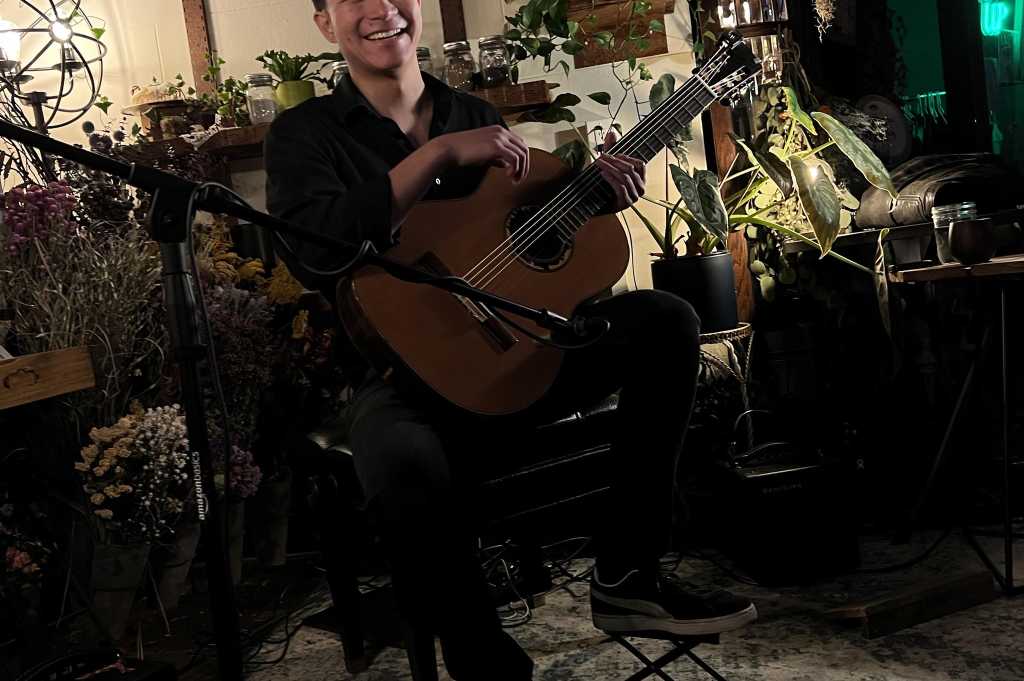 Live in The Laurel: Carlos Rivera 1