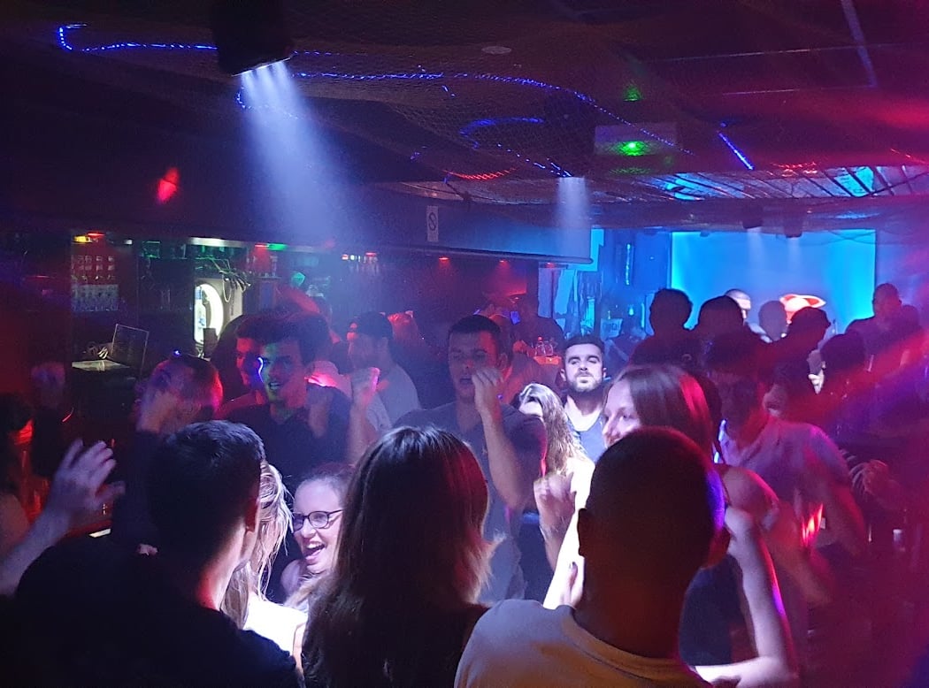 Le 7 Bar 1