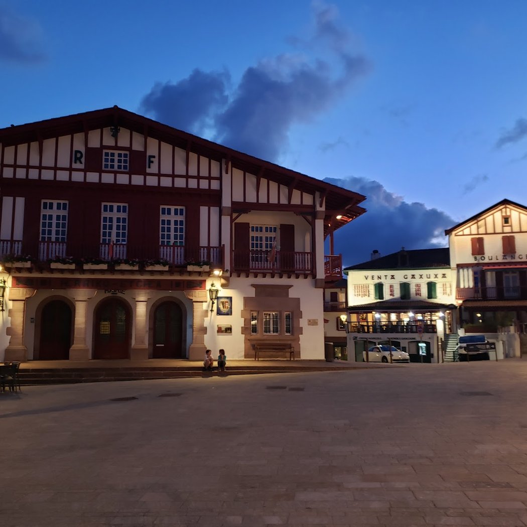 Place centrale de bidart 1