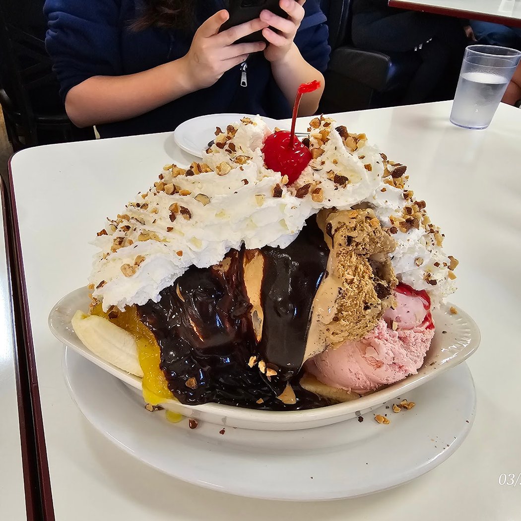 Knudsen's Restaurant-Ice Creamery 3
