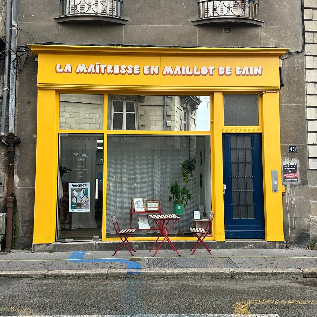 La maitresse en maillot de bain 2