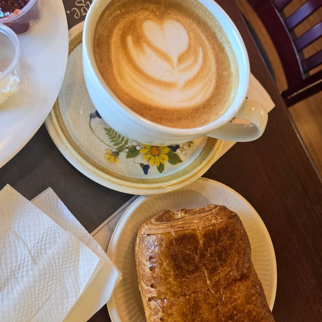 Le Croissant Cafe 1