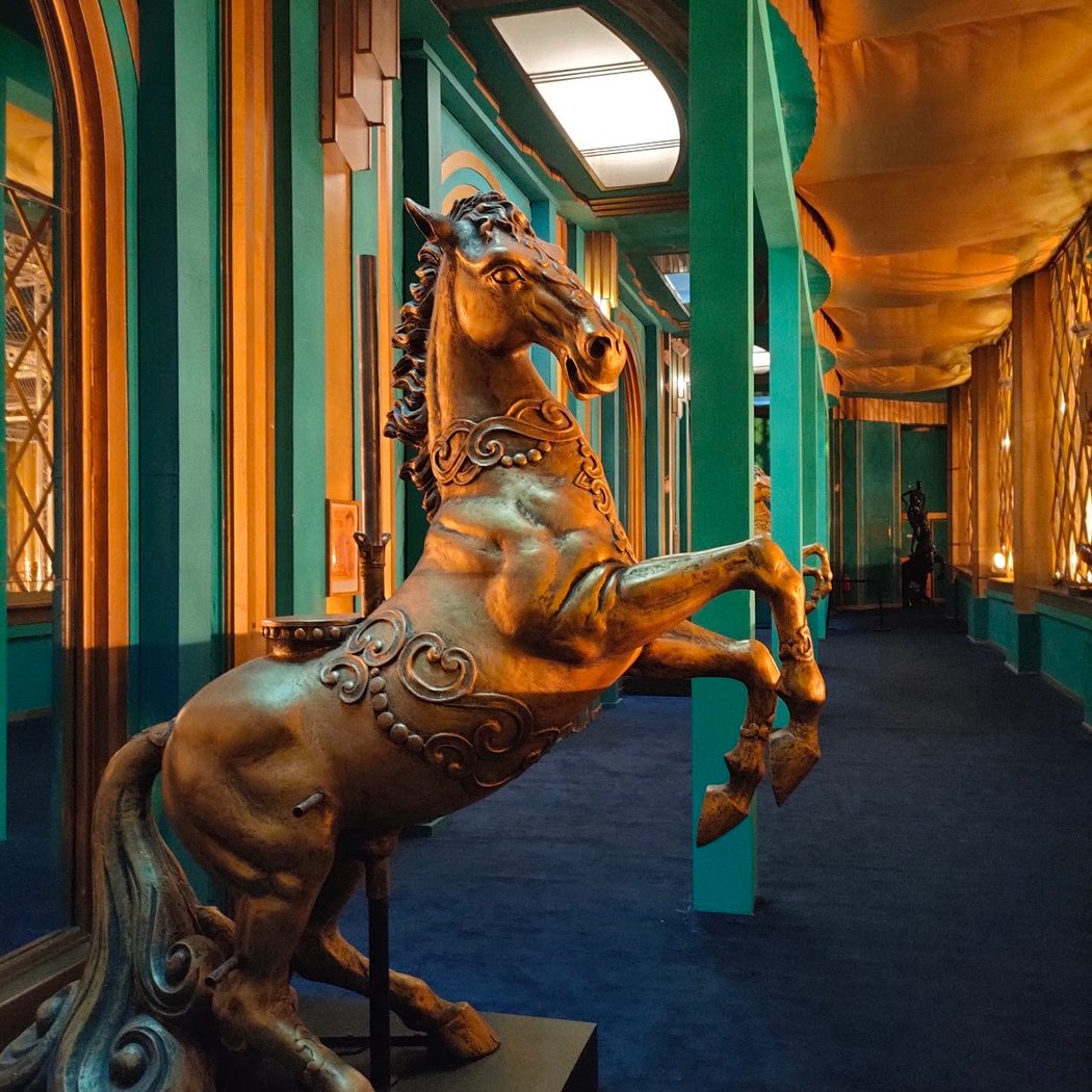 Visites guidées des coulisses des Folies Bergère 1
