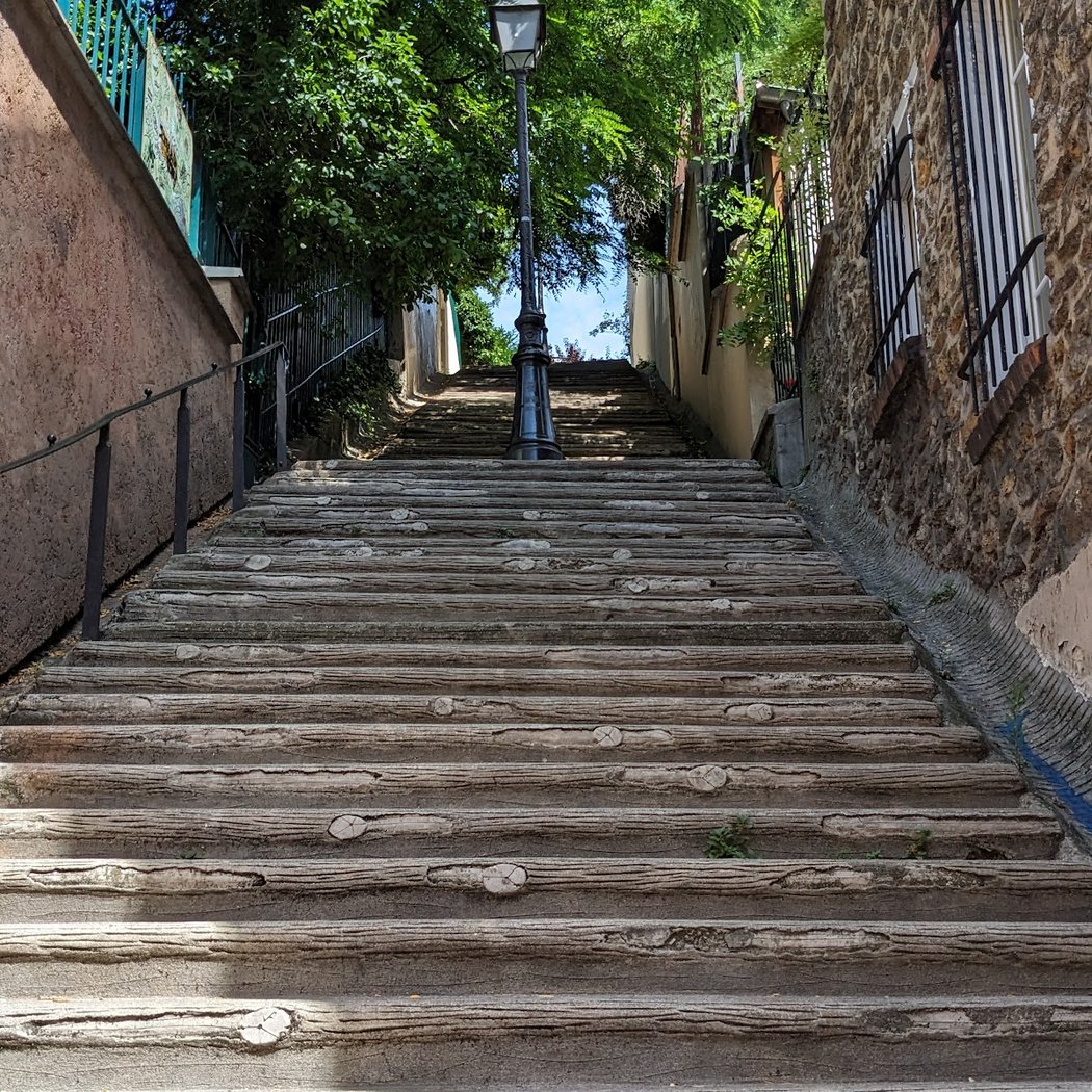 Stairs to reach historic campagne à Paris streets 1