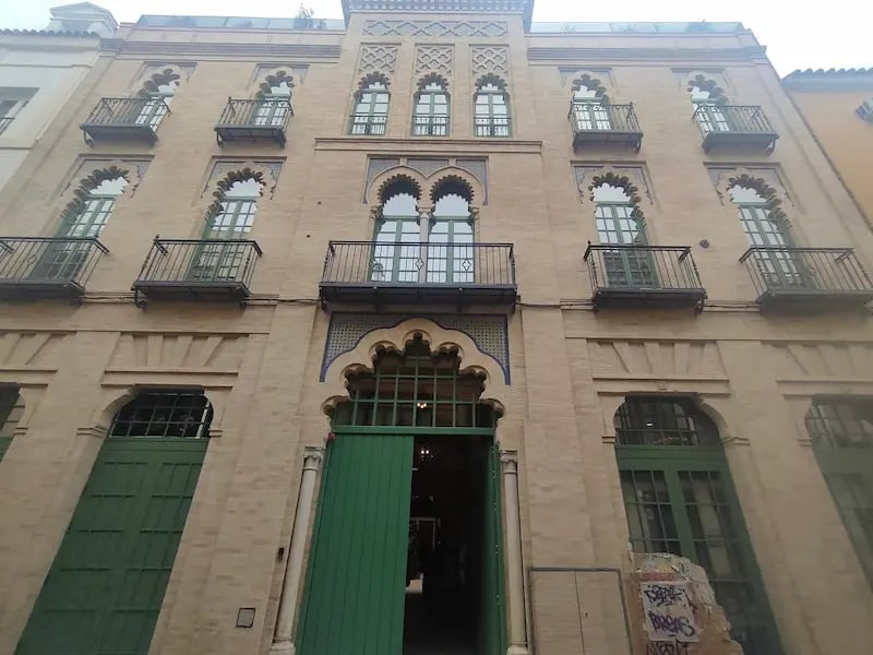 Edificio diseñado por Anibal Gonzalez 2