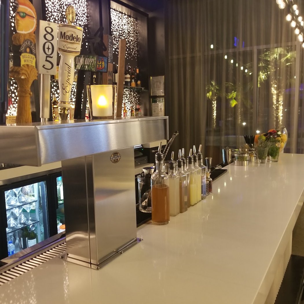 W XYZ Bar 3