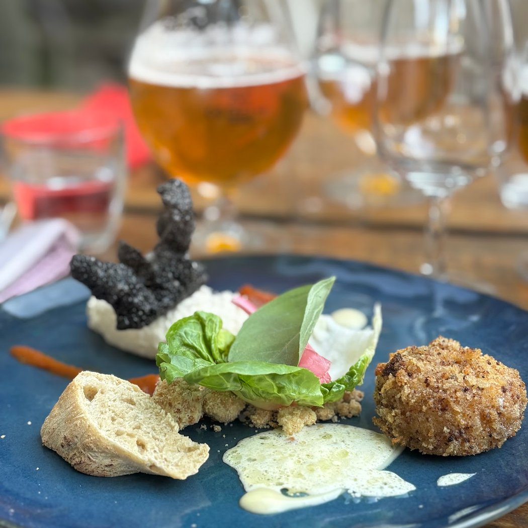 Guinguette et hébergement touristique Au Bout de l'île - Restaurant, gîte, chambres d'hôtes, yourtes et toue cabanée (bateau) 1