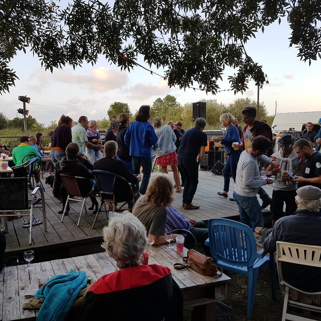 Les guinguettes enchantent les berges de la métropole 2