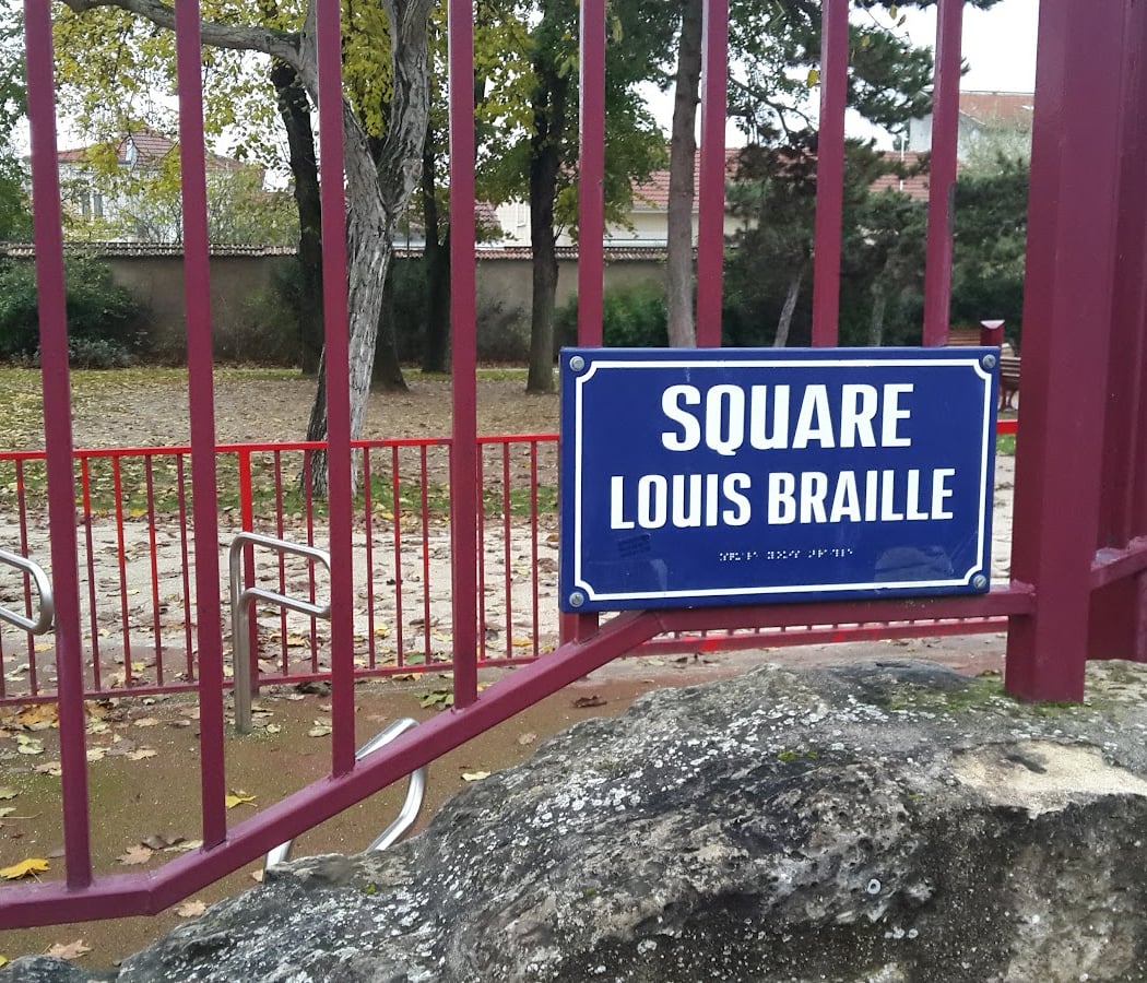 Square Louis Braille 3