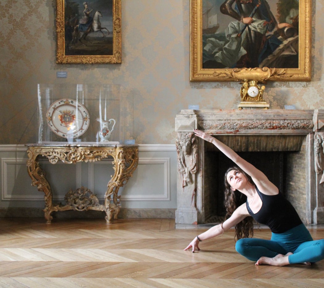Séance d’initiation au yoga devant les œuvres 1