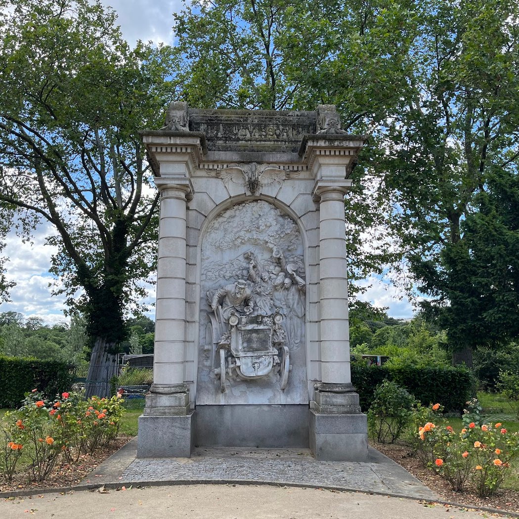 square Alexandre-et-René-Parodi 2