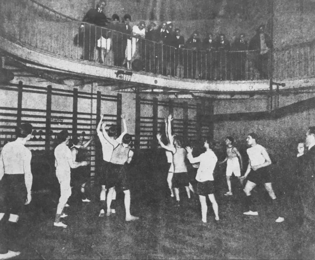 Gymnase (Plus vieux terrain de basketball au monde) 1