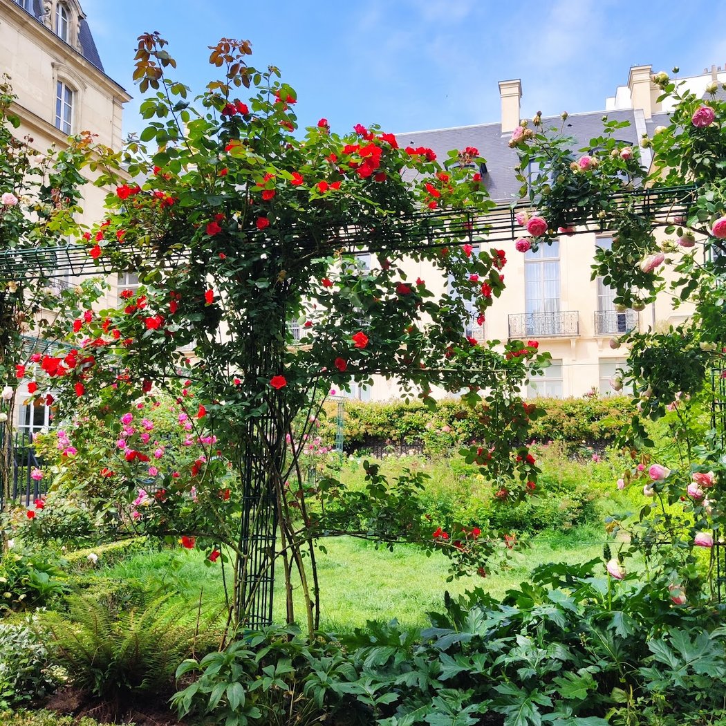 Square Saint-Gilles du Grand Veneur 1