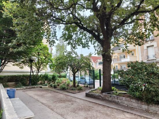 Square De Gaulle 2
