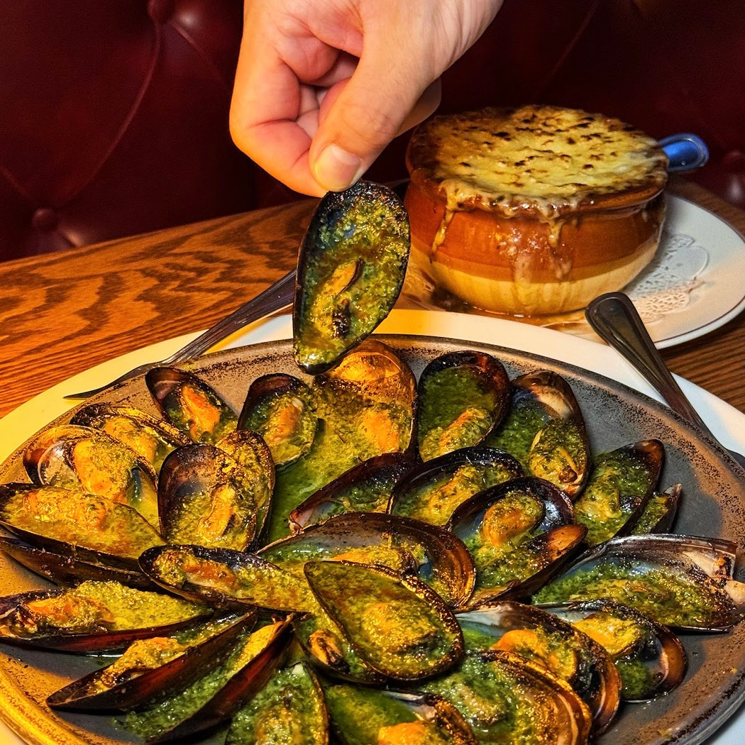 Le Tout Va Bien - French Restaurant 1