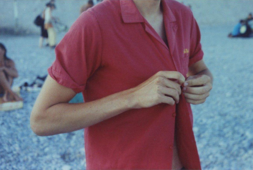 Samuel Laurence Cunnane: Un jeune homme s'habille sur une plage et autres images 1