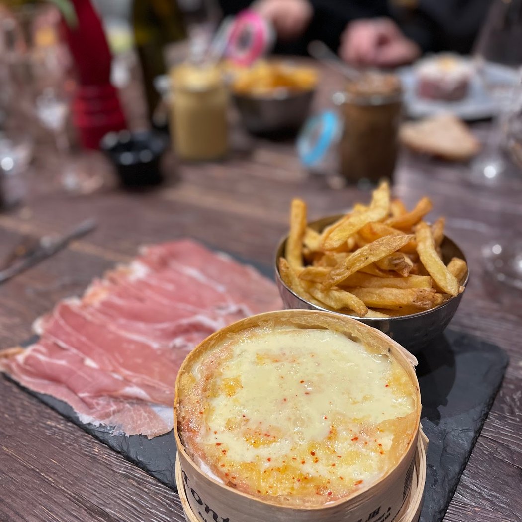 Les Darons Wine Bar 1