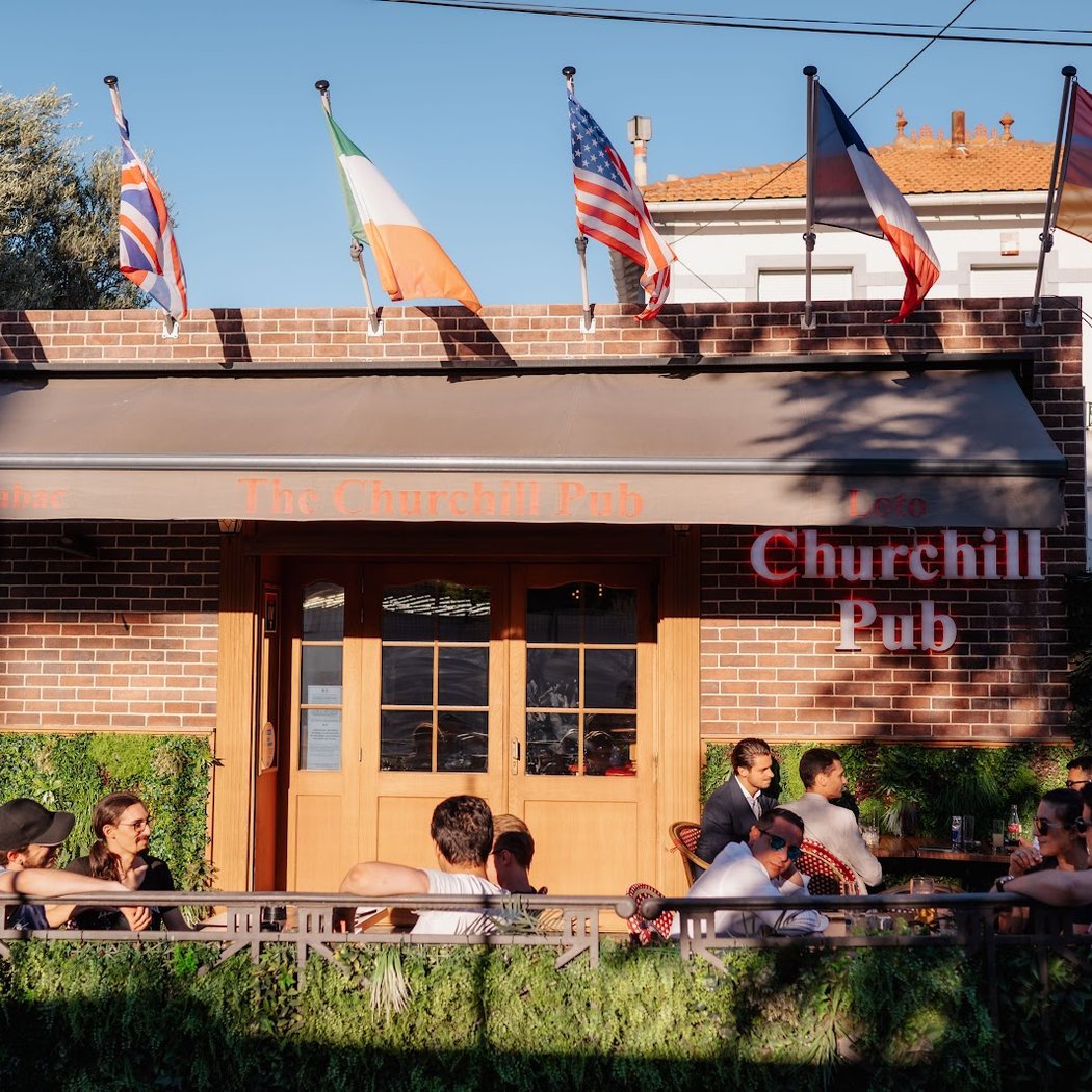 CHURCHILL PUB 2