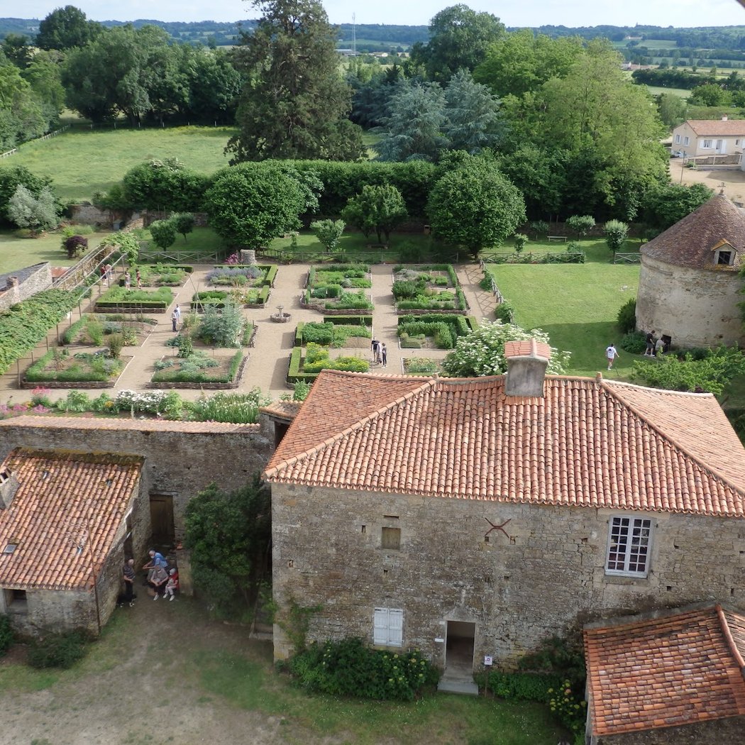inspiration médiévale de Bazoges-en-Pareds Garden 2