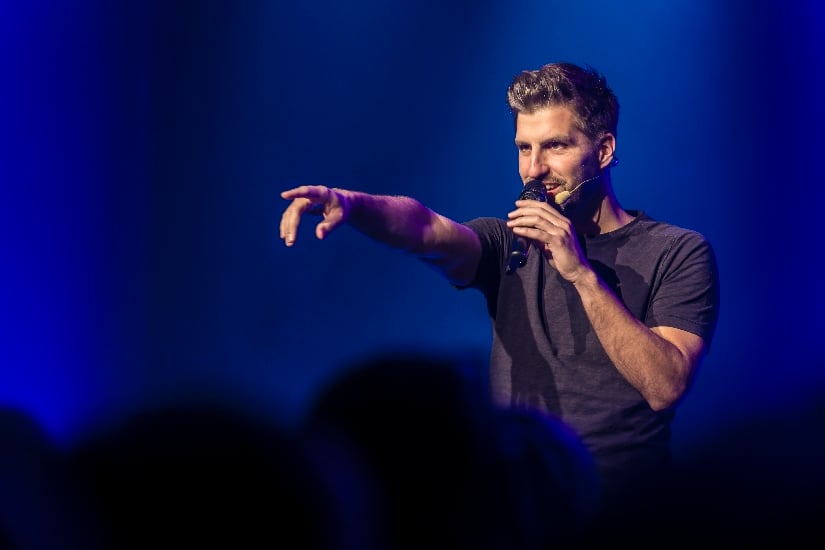Antoine Donneaux - Stand-up et performance vocale 1