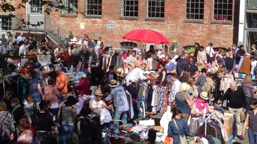 Flohmarkt auf dem Hof
