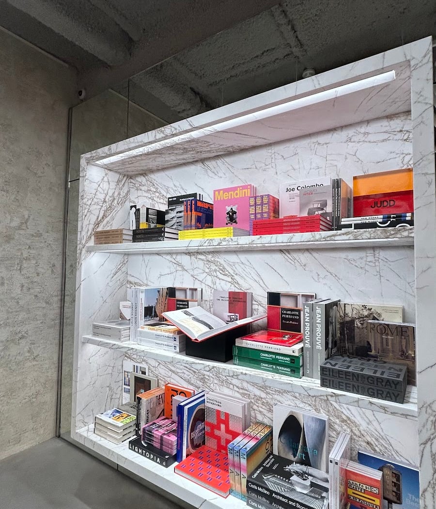 Photos de Hugo Mapelli curatées par Anthony Vaccarello 4