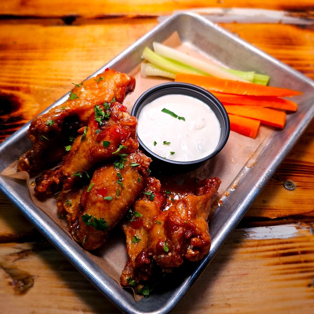 The Patriot Lounge | Bar & Grille - Golf Simulators, Axe Throwing & Events 1
