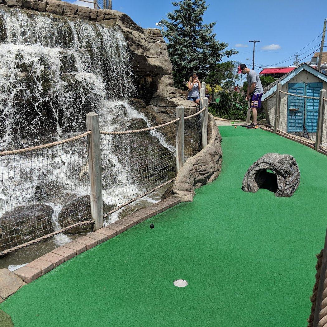 Thundering Surf Adventure Golf 3