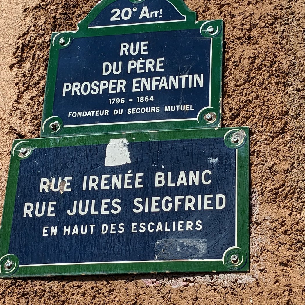 Stairs to reach historic campagne à Paris streets 2